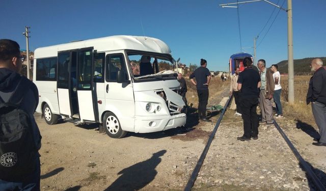 Öğrenci servisi trenin arka vagonuna çarptı