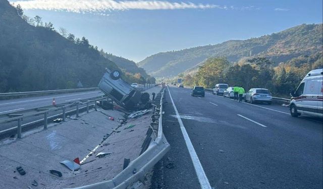 Bilecik'te kontrolden çıkan otomobil refüje çarparak takla attı