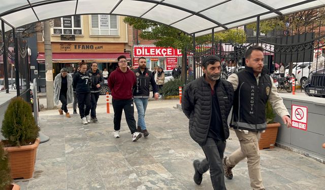 Polis baskınını fark edince uyuşturucu dolu poşeti balkondan fırlattı