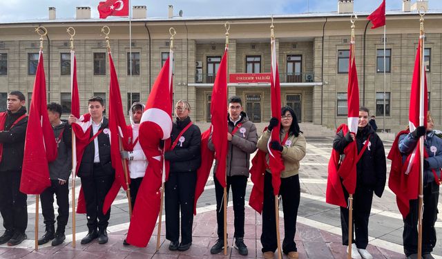 Atatürk Anıtı'na Öğretmenler Günü Çelengi