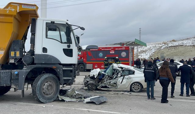 Kamyonla otomobil kafa kafaya çarpıştı: 1 ölü