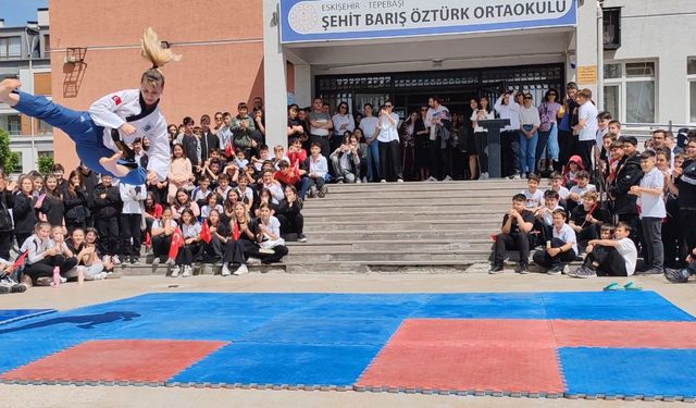 Eskişehir'de Dünya Şampiyonu Öğretmen 'Uçarak' Ders İşliyor