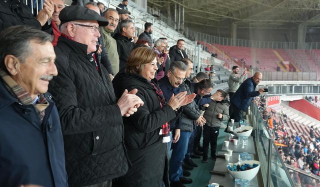 Başkan Ünlüce Eskişehirspor’a Destek İçin Atatürk Stadyumu’ndaydı