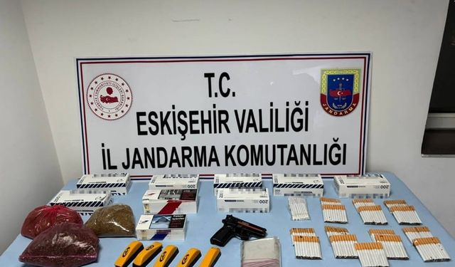 Kaçak sigara satmak için müşteri ararken yakalandı