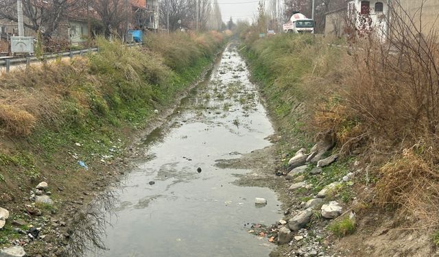 Yeşiltepe’te kanal çöplükten geçilmiyor