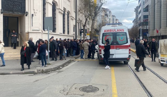 Kalp krizi geçiren yaşlıya çevreden geçen hemşire müdahale etti