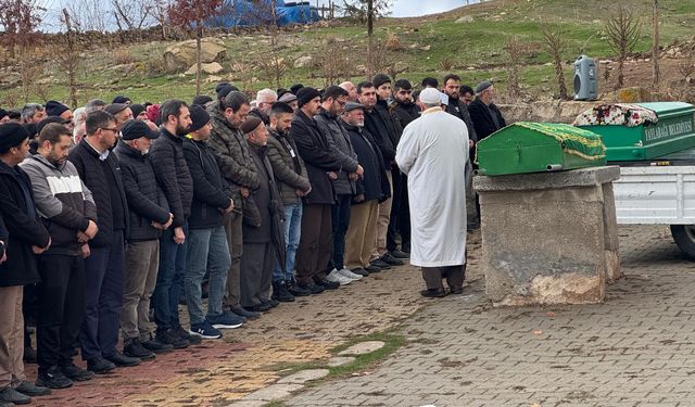 Akraba ziyaretine giderken kazada ölen çift toprağa verildi