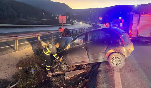 Otomobil Refüje Çarptı: 1'i ağır 2 yaralı