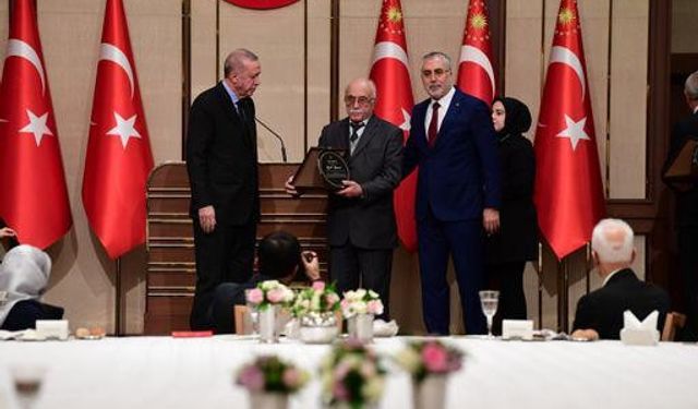 Mehmet Usta Cumhurbaşkanı Erdoğan'dan plaket aldı