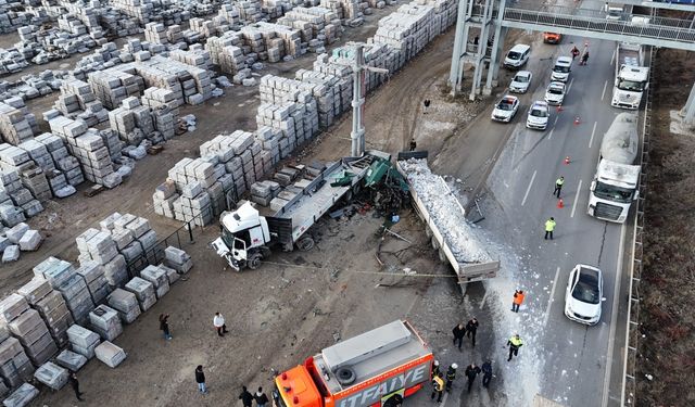 Lastiğinin patlaması sonucu karşı şeride geçen tırın sürücüsü öldü