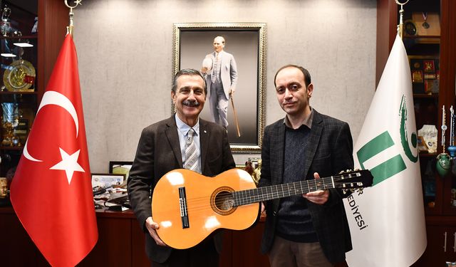 Çocuk Senfoni Orkestrası’na Gitar Bağışı