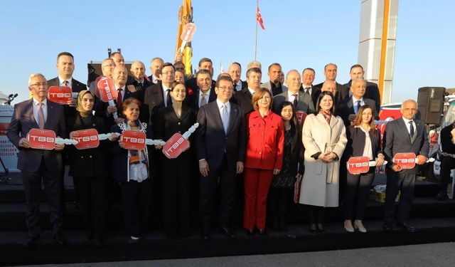 Başkan Ünlüce Türkiye Belediyeler Birliği'nin araç teslim törenine katıldı