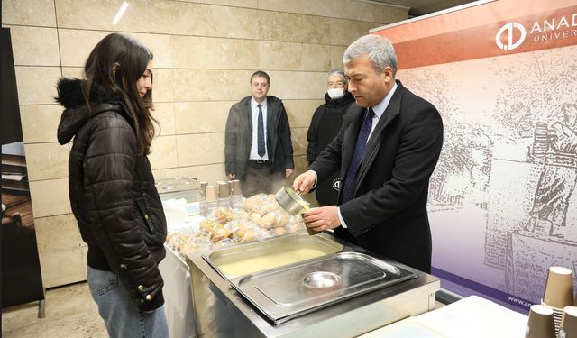 Rektör Adıgüzel'den öğrencilere çorba çay ve kahve ikramı