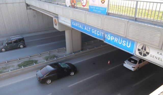 Polisten kaçarken alt geçit köprüsünden yola atladı