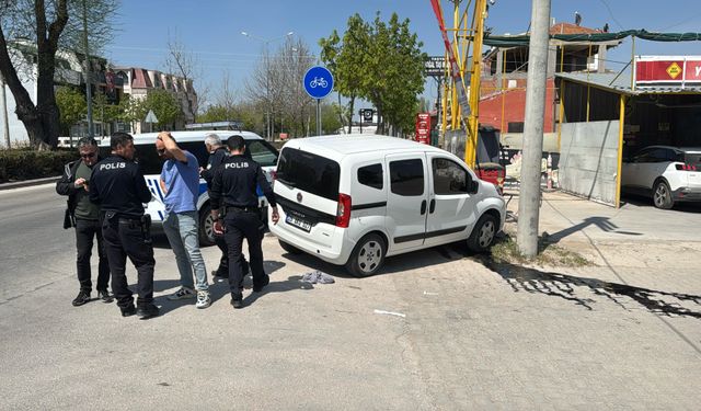 Polisten kaçan araç aydınlatma direğine çarptı