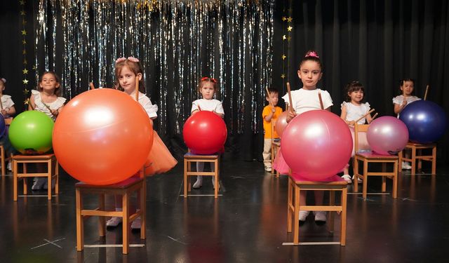 Minikler Yılsonu Gösterilerinde Hünerlerini Sergiledi