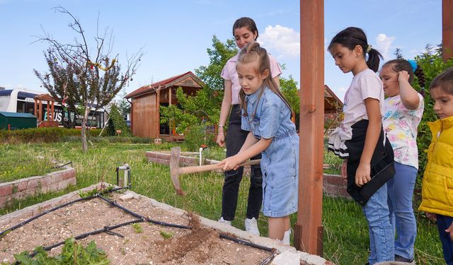 Çocuklar Bitkilerin Büyüme Serüvenini Öğrendi