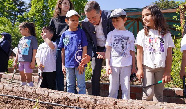 100 Çocuk Birlikte Fide Dikti