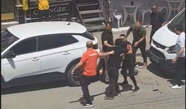 Akrabalar arasındaki bıçaklı kavga: cadde kan gölüne döndü
