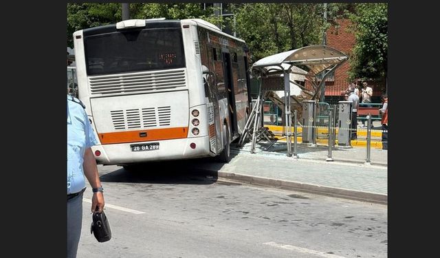 Eskişehir'de otobüs tramvay durağına daldı