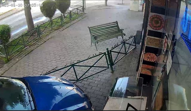 Alkollü kadın sürücünün kullandığı araç tatlıcı dükkânına daldı
