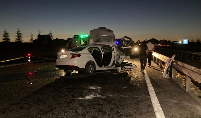 Ters yöne giren araç minibüs ile kafa kafaya çarpıştı: 1 ölü
