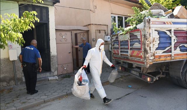 ‘Çöp Ev’den 2 Ton Çöp Çıktı