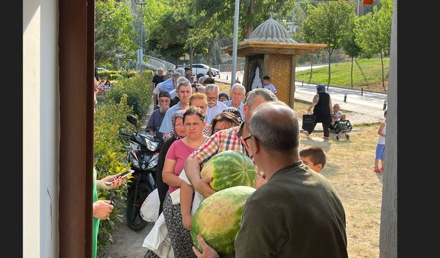 Fiyatlara kızdılar 50 ton bedava karpuz dağıttılar