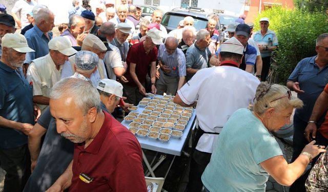 10 yıldır devam eden aşure ikramı bu yıl da sürdü