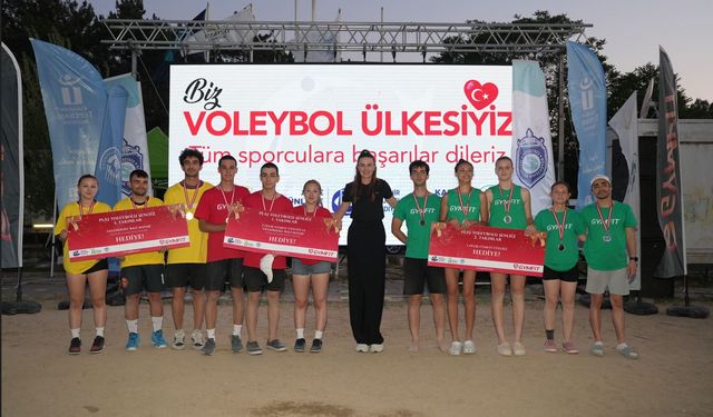Plaj Voleybolu Şenliği Görkemli Kupa Töreniyle Sona Erdi