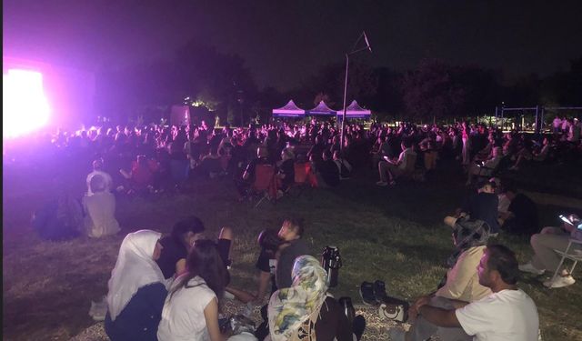 Eskişehirliler milli voleybol maçını dev ekranda izledi