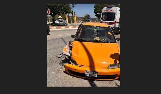 Bilecik'te otomobil aydınlatma direğine çarptı: 2 yaralı