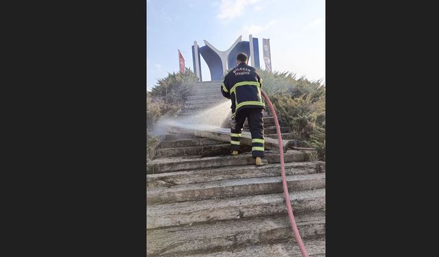Kayı Anıtı'na çıkan tahta merdivenlerde yangın