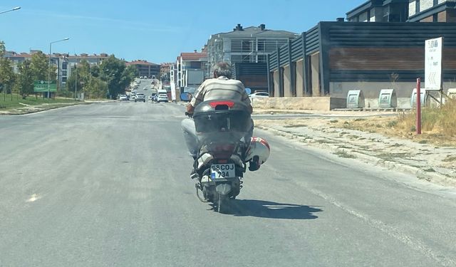 Kaskı kafasına değil motosikletin demirine taktı