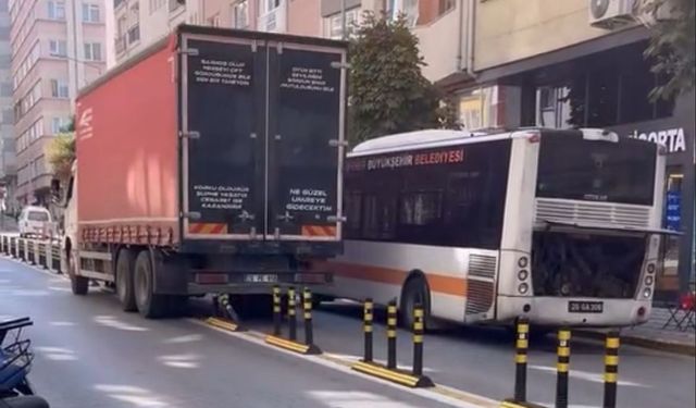 Bozulan otobüs yolu kapadı kamyon dubaları çiğneyerek yoluna devam etti