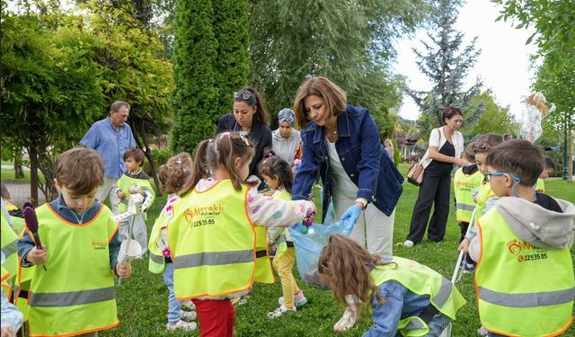 Başkan Ünlüce Çocuklarla El Ele Çöp Topladı