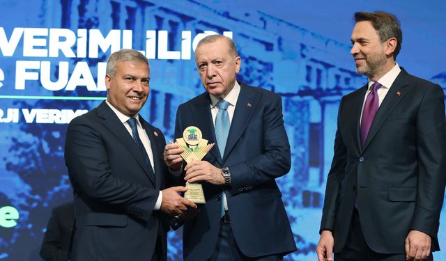 Rektör Adıgüzel “En Verimli Üniversite Binası” ödülünü Cumhurbaşkanı Erdoğan’dan aldı