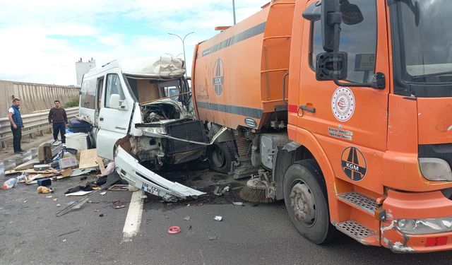 Minibüs  ile otomobil çarpıştı: 1 ölü