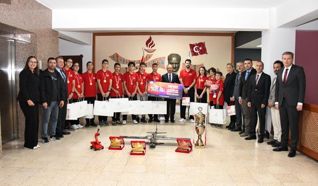 TEKNOFEST şampiyonlarından İl Milli Eğitim Müdürü Aydın'a ziyaret