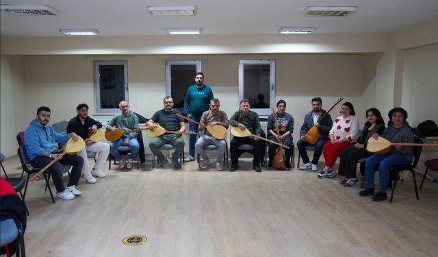 Tepebaşı’nda Gitar Ve Bağlama Çalmayı Öğreniyorlar
