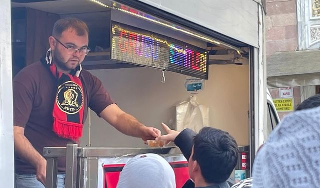 Eskişehirspor taraftarı şehitler için lokma dağıttı