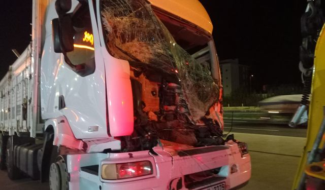 Kamyon çekiciye arkadan çarptı: 1 ölü