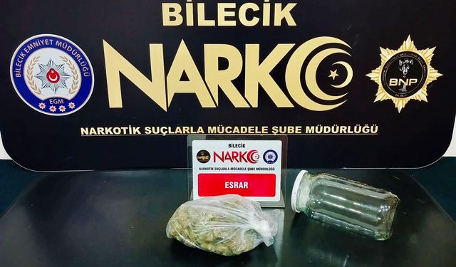 Dedektör köpeği 'İntel'den esrar operasyonu