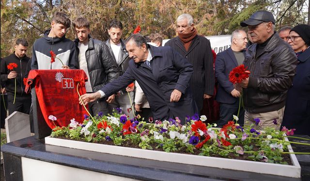 Efsane Kaleci Sinan Alağaç Kabri Başında Anıldı