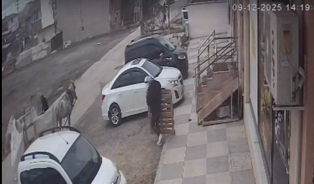 Bina önünden malzemeleri izinsiz alan şahıslar kameraya yakalandı