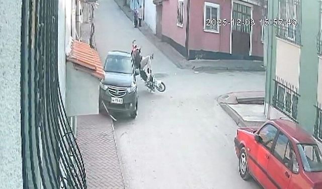 Motosiklete çarpıp  hızla kaçtı 2 kişinin havada takla atması kameraya yansıdı