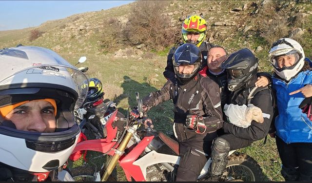 Yeni doğmuş kuzuyu 3 kilometre ötedeki annesi ile kavuşturdular