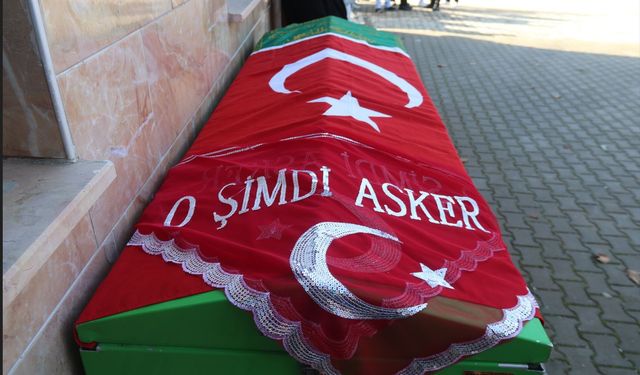 Askere gidecekti tabutuna "O şimdi asker" yazılı tülbent serildi