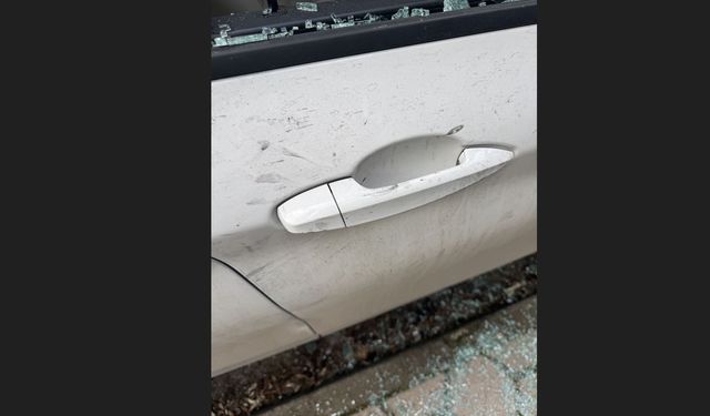 Aynı sokak üzerinden beş aracın camlarını kırıp hırsızlık yaptılar