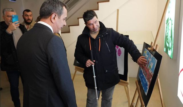 Görme Engelli Ressamın Braille tekniğiyle yaptığı resimler beğeni topladı